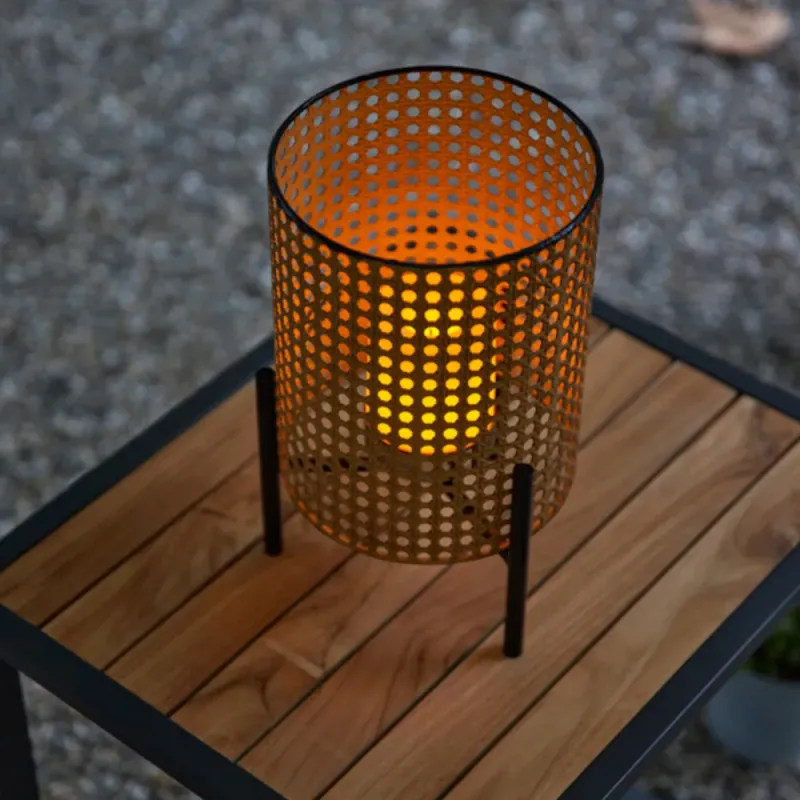 Eine leuchtende Tischlampe auf einem Holztisch