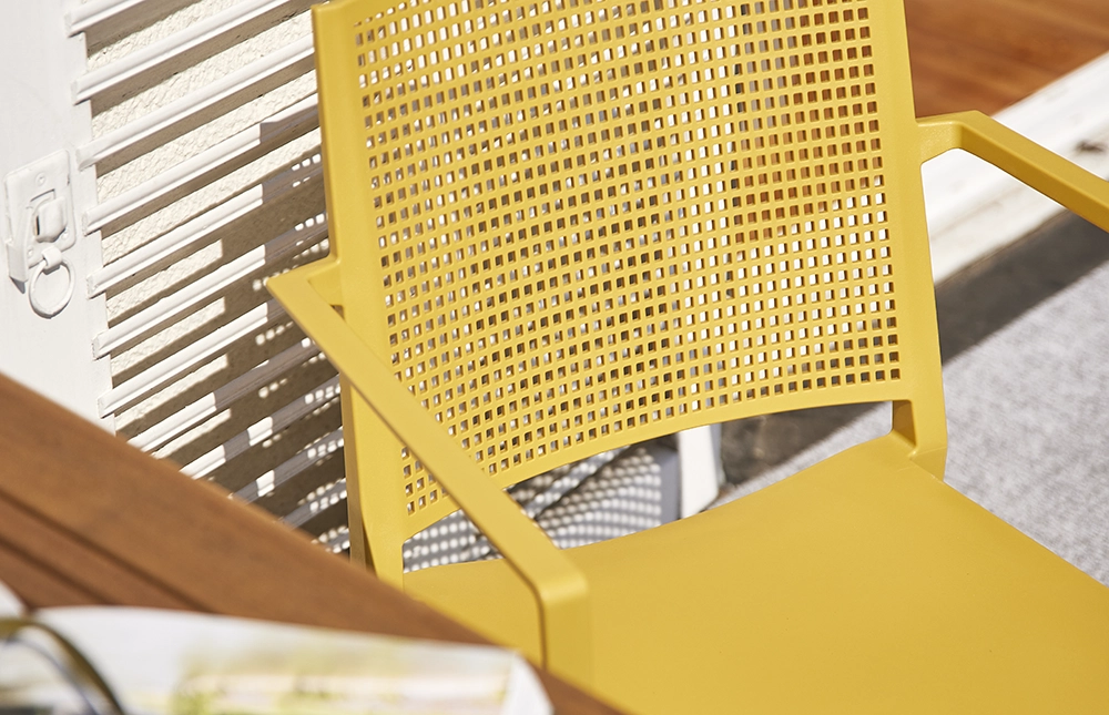 Frontalaufnahme eines gelben Stuhls