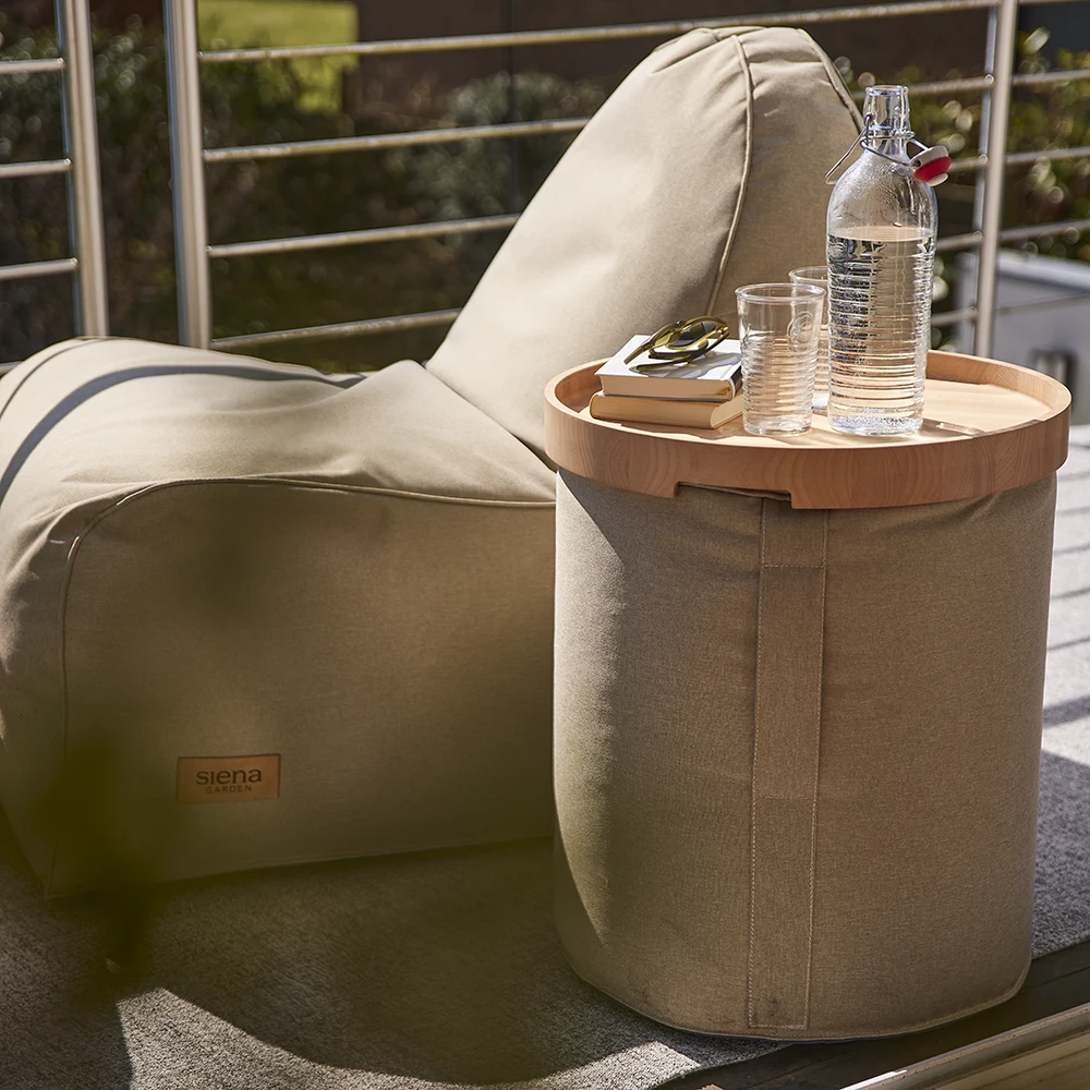 Ein Sitzsack mit einem Pouf-Hocker und einem dazu passenden Holztablett